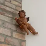 Tiny In The Heart Of בודפשט
