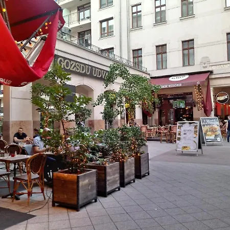 Tiny In The Heart Of Appartamento Budapest